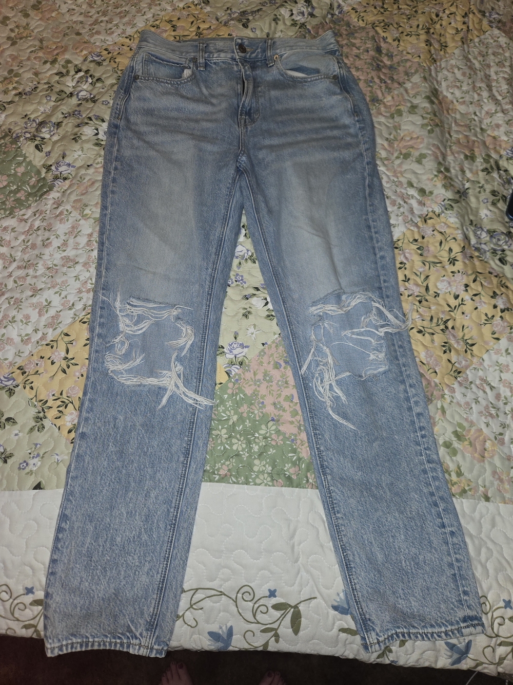 American Eagle Outfitters Light Blue Distressed Boyfriend Jeans
